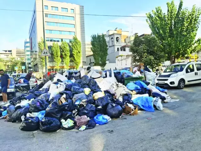 Konak sokaklarında çöp yığınları