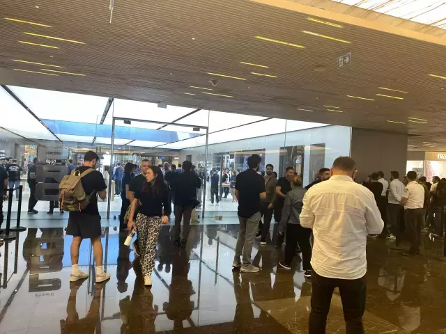 En ucuzu 80 bin TL olan iPhone 17 için Türkiye'de uzun kuyruklar oluştu