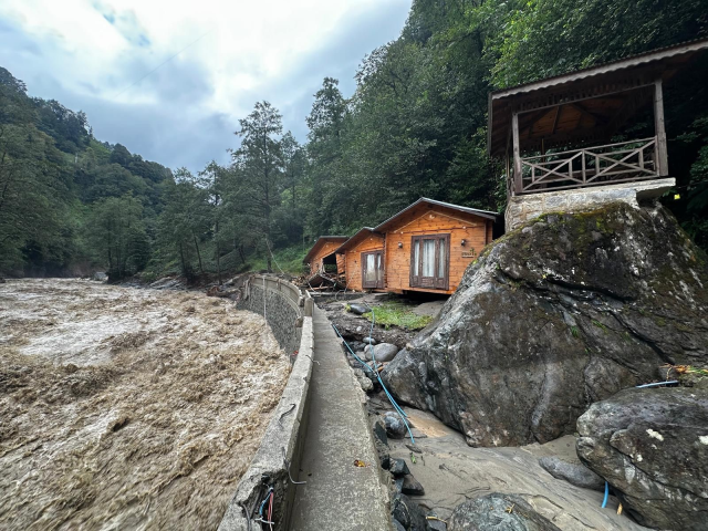 Rize'de selin ilk geliş anı güvenlik kameralarına yansıdı