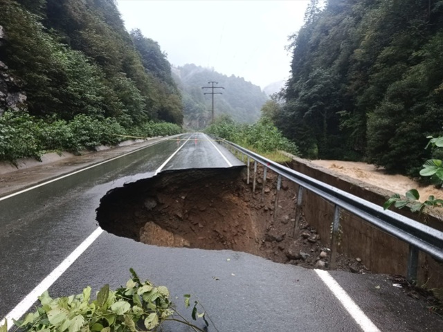 Selin vurduğu 4 ile 'turuncu ' kodlu uyarı! Dere taştı, köprü çöktü, yollar kapandı...