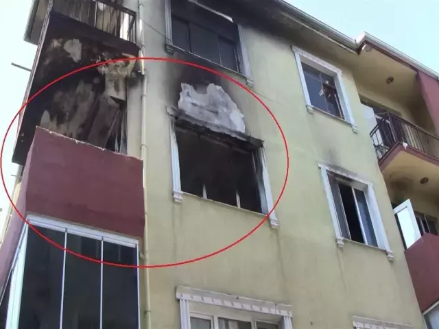 Yangın anına ilişkin kurtarma çabalarını gösteren fotoğraf