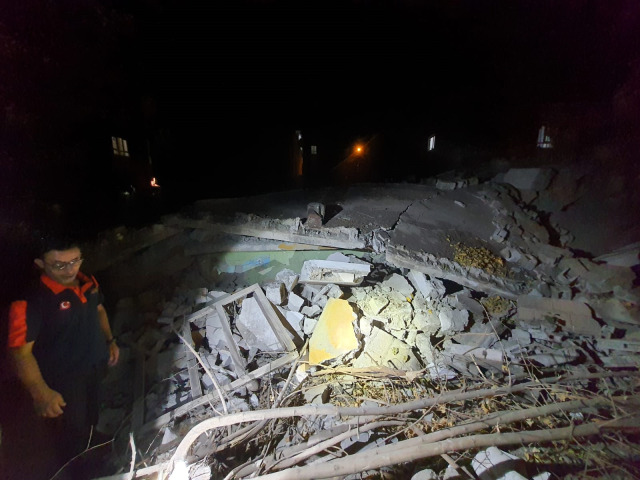 Batman'da 2 katlı bina çöktü