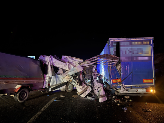 Tarım işçilerini taşıyan minibüs tıra çarptı: 3 ölü, 16 yaralı