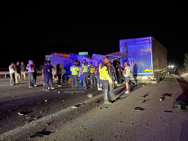 Tarım işçilerini taşıyan minibüs tıra çarptı: 3 ölü, 16 yaralı