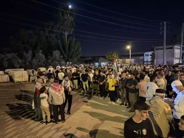 Adana'da konsolosluk önünde toplanan kalabalık protesto düzenliyor