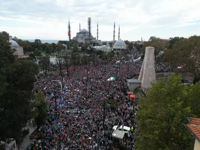 Eminönü'ne yürüyüş sırasında slogan atan grup