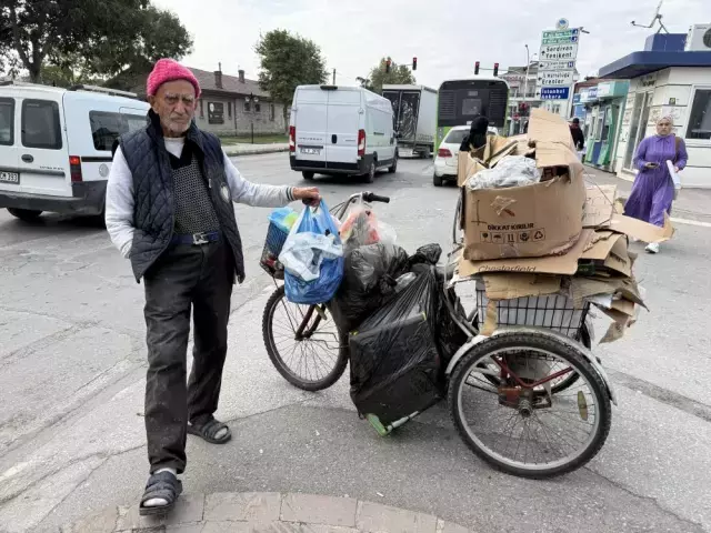 Çöpten karton toplayan yaşlı adamın görüntüsü