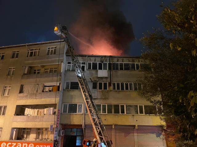 64 yaşındaki sevgilisinin içeri almadığı 21 yaşındaki kadın binayı ateşe verdi