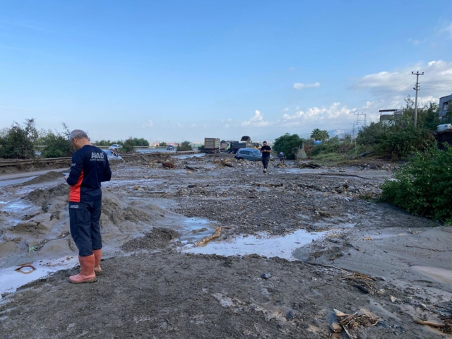 Hatay'da sel! Engelli kadın tekerlekli sandalyesiyle suya kapıldı