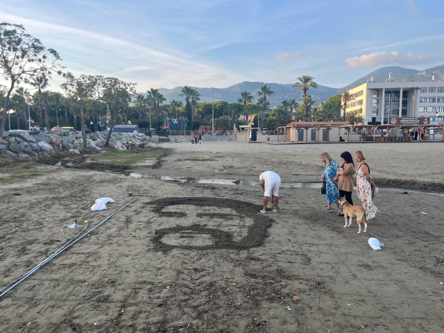 Alanya sahilinde Barış Manço sürprizi! Görenler hayran kaldı