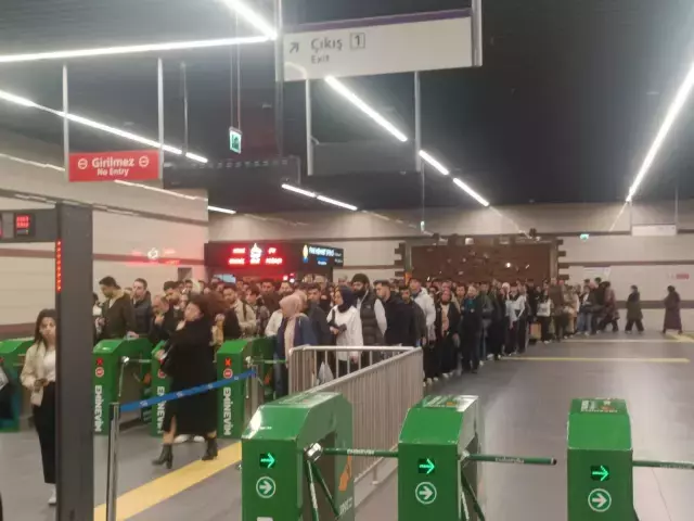 Turnike önünde uzun kuyruklar