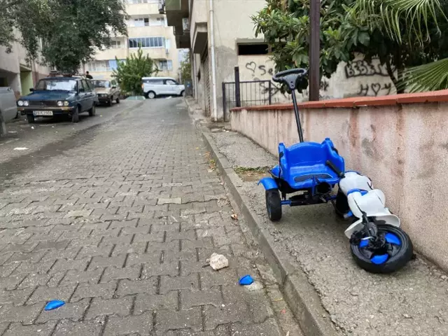 Torununu kurtarmaya çalışırken araç altında kalan kadın