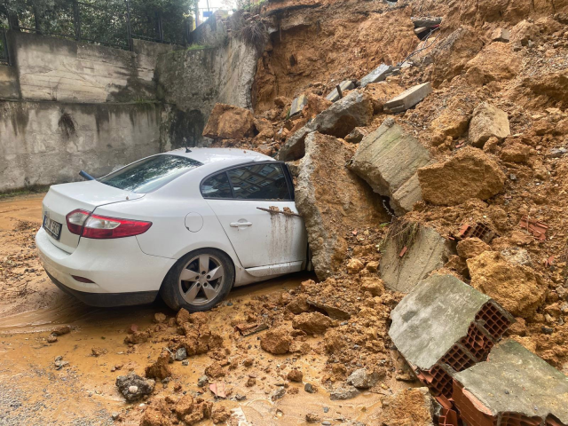 İstinat duvarı araçların üzerine böyle çöktü