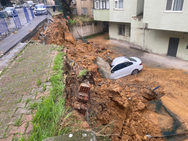 İstinat duvarı araçların üzerine böyle çöktü
