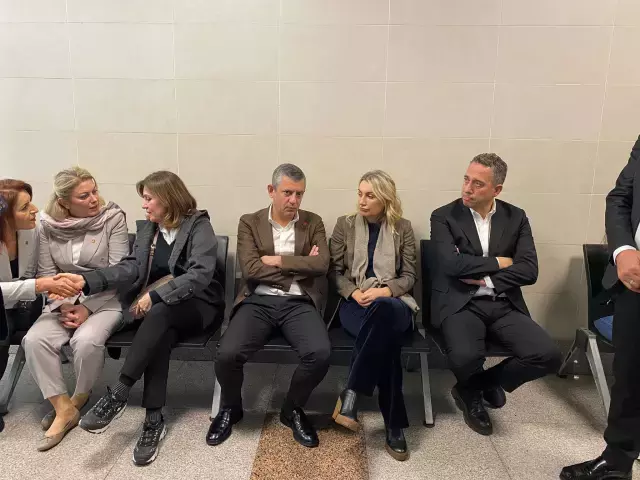 Adliye önünde İmamoğlu'nu takip edenler