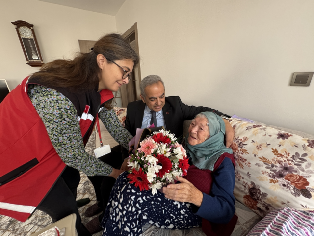 Cumhuriyet ile yaşıt Nazife nine Ay-yıldızlı pastasını üfledi