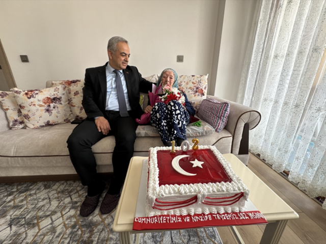 Cumhuriyet ile yaşıt Nazife nine Ay-yıldızlı pastasını üfledi