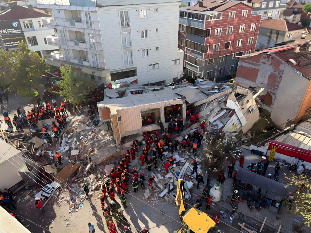 Gebze'de 5 katlı bina çöktü! Enkaz altında kalanlar var
