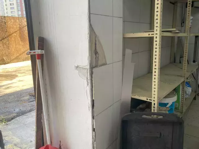 Binanın kolonları patladı, zeminde ise kayma ve çatlak var