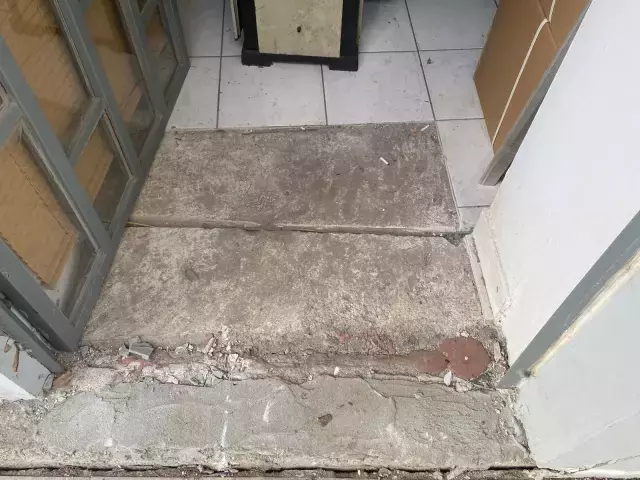 Binanın kolonları patladı, zeminde ise kayma ve çatlak var