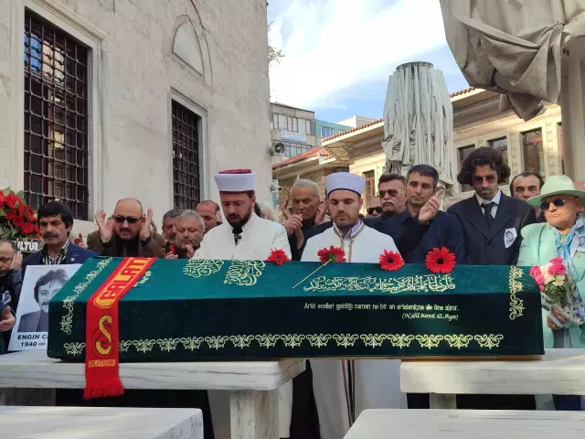 Engin Çağlar'ın cenaze töreninden bir görüntü