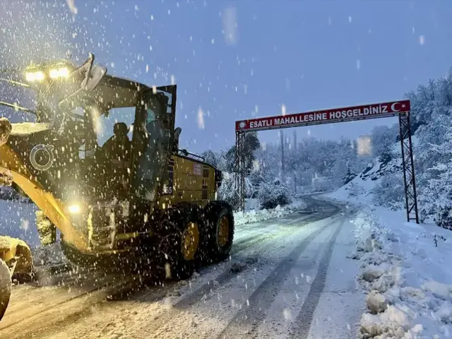 3 ile mevsimin ilk karı düştü! Yollar kapandı