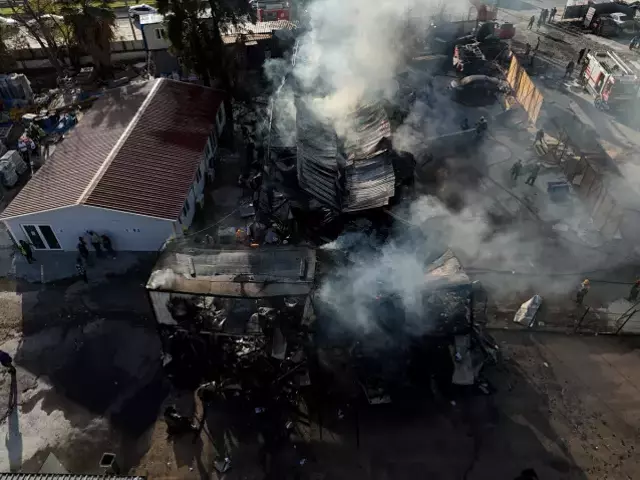 İzmir'de şantiyede dev yangın! İşçilerin kaldığı konteynerler küle döndü