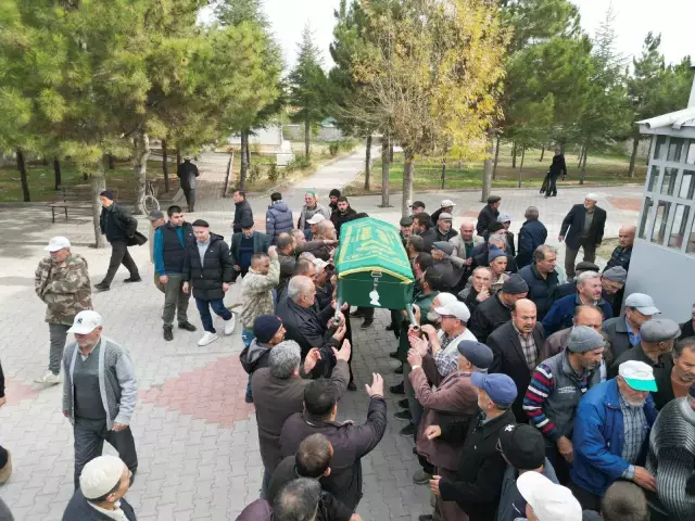 Bu görüntüye yürek dayanmaz! Servet Böcek eşi ve çocuklarının yanına defnedildi