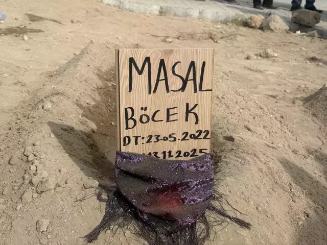 Bu görüntüye yürek dayanmaz! Servet Böcek eşi ve çocuklarının yanına defnedildi