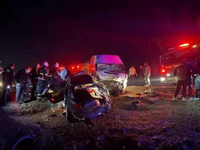 Çınar'da zincirleme kaza sonrası araçlar
