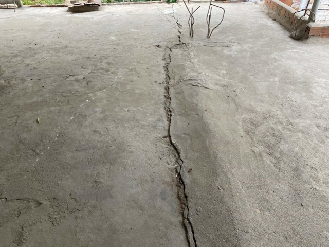 İzmir'de onlarca evde çatlak! Korkutan görüntünün nedeni deprem değil