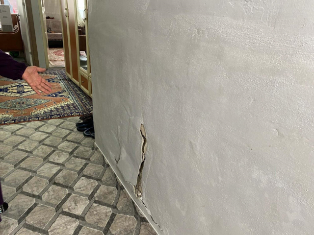 İzmir'de onlarca evde çatlak! Korkutan görüntünün nedeni deprem değil