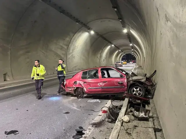 Tünelde feci kaza! Takılı kalan hız kadranı her şeyi anlatıyor