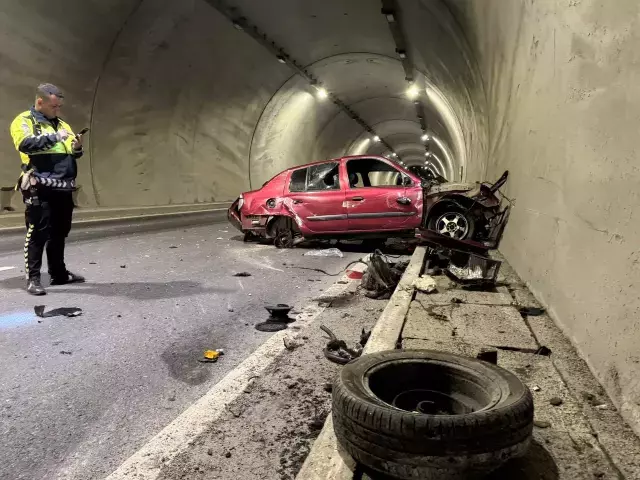 Tünelde feci kaza! Takılı kalan hız kadranı her şeyi anlatıyor