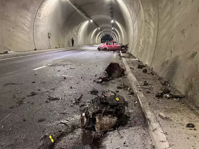 Tünelde feci kaza! Takılı kalan hız kadranı her şeyi anlatıyor