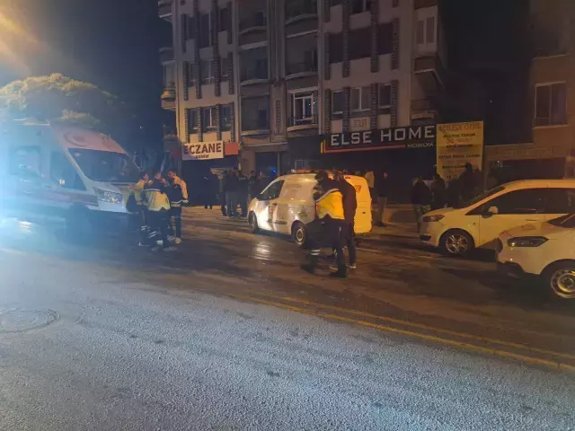 İtfaiye ekiplerinin müdahalesi sırasında bina önünden görüntü