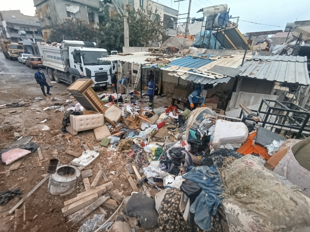 Mersin'de şok eden görüntü: Evden 10 kamyon çöp çıktı