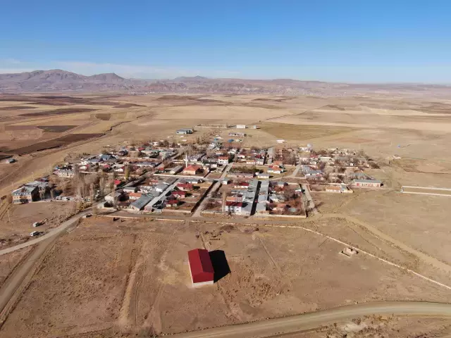 Van'ın Özalp ilçesinde simetrik yapılar sonbahar güzelliğiyle büyülüyor