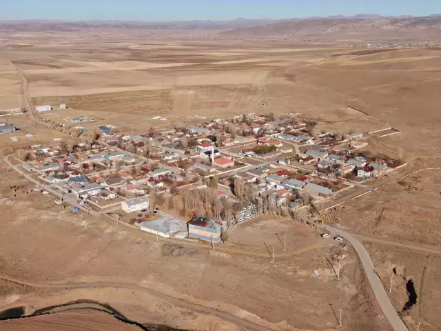 Van'ın Özalp ilçesinde simetrik yapılar sonbahar güzelliğiyle büyülüyor