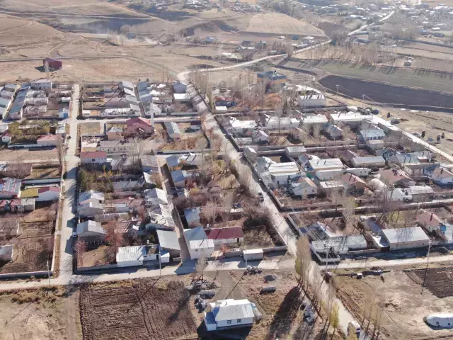 Van'ın Özalp ilçesinde simetrik yapılar sonbahar güzelliğiyle büyülüyor