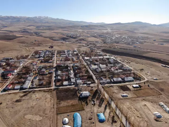 Van'ın Özalp ilçesinde simetrik yapılar sonbahar güzelliğiyle büyülüyor