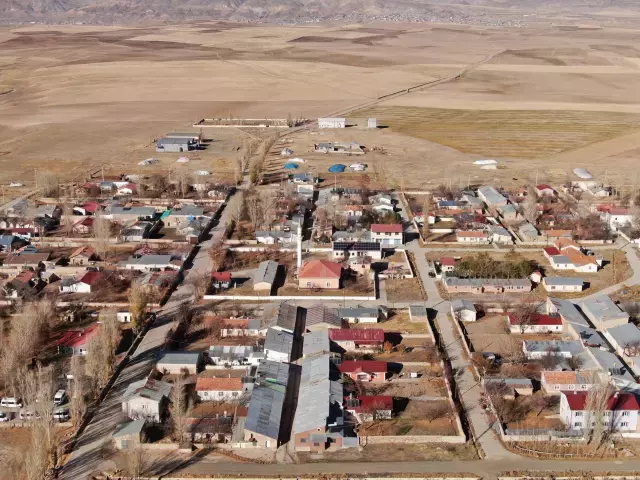 Van'ın Özalp ilçesinde simetrik yapılar sonbahar güzelliğiyle büyülüyor