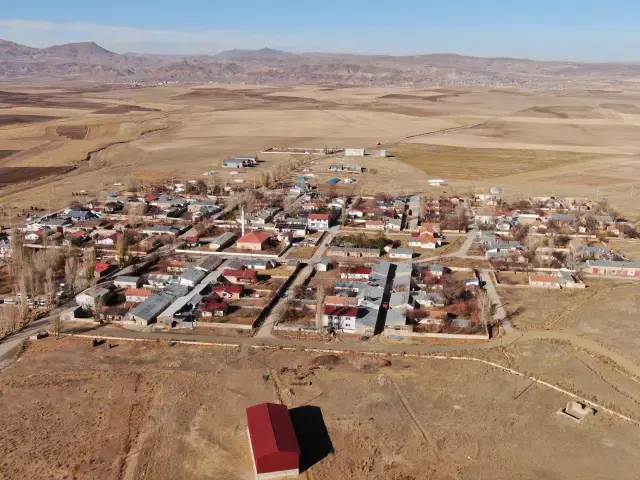 Van'ın Özalp ilçesinde simetrik yapılar sonbahar güzelliğiyle büyülüyor