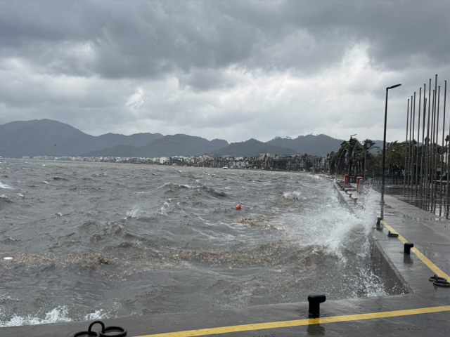 Kuvvetli dolu yağışı sonrası cadde görüntüsü