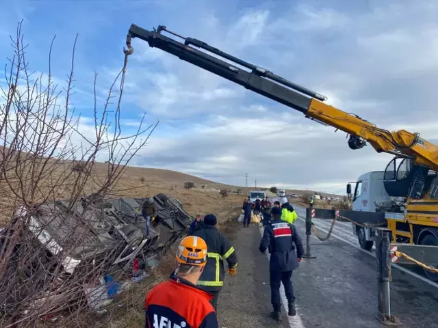 Yolcu otobüsü şarampole devrildi! Ölü ve yaralılar var