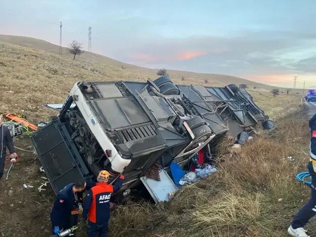 Yolcu otobüsü şarampole devrildi! Ölü ve yaralılar var