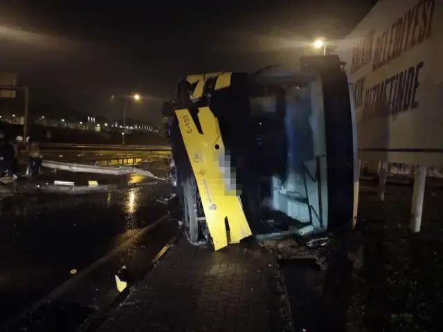 İstanbul'da sağanak kabusu! Halk otobüsü takla attı, zincirleme kaza TEM'i kilitledi