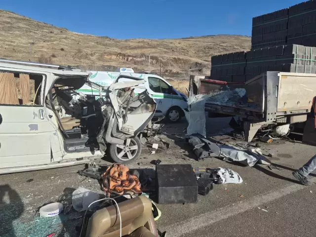 Hafif ticari araç TIR'a arkadan çarptı: 3 ölü