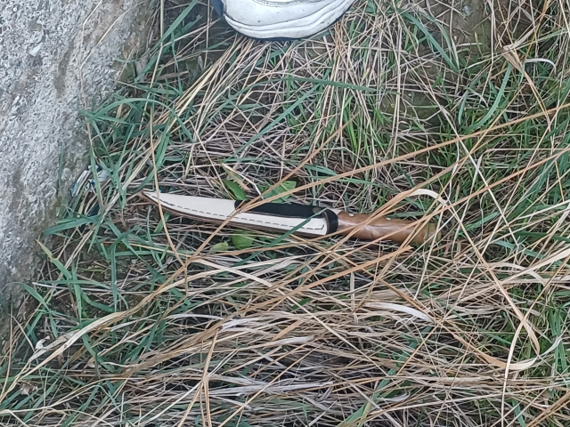 Arkadaşıyla şakalaşırken bıçağın üzerine düşen genç yaralandı