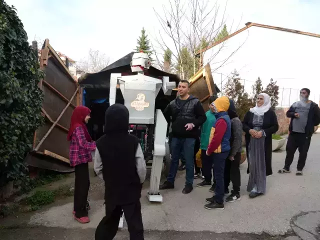 Gören telefona sarıldı! Yürüyor, arkasında insan taşıyor